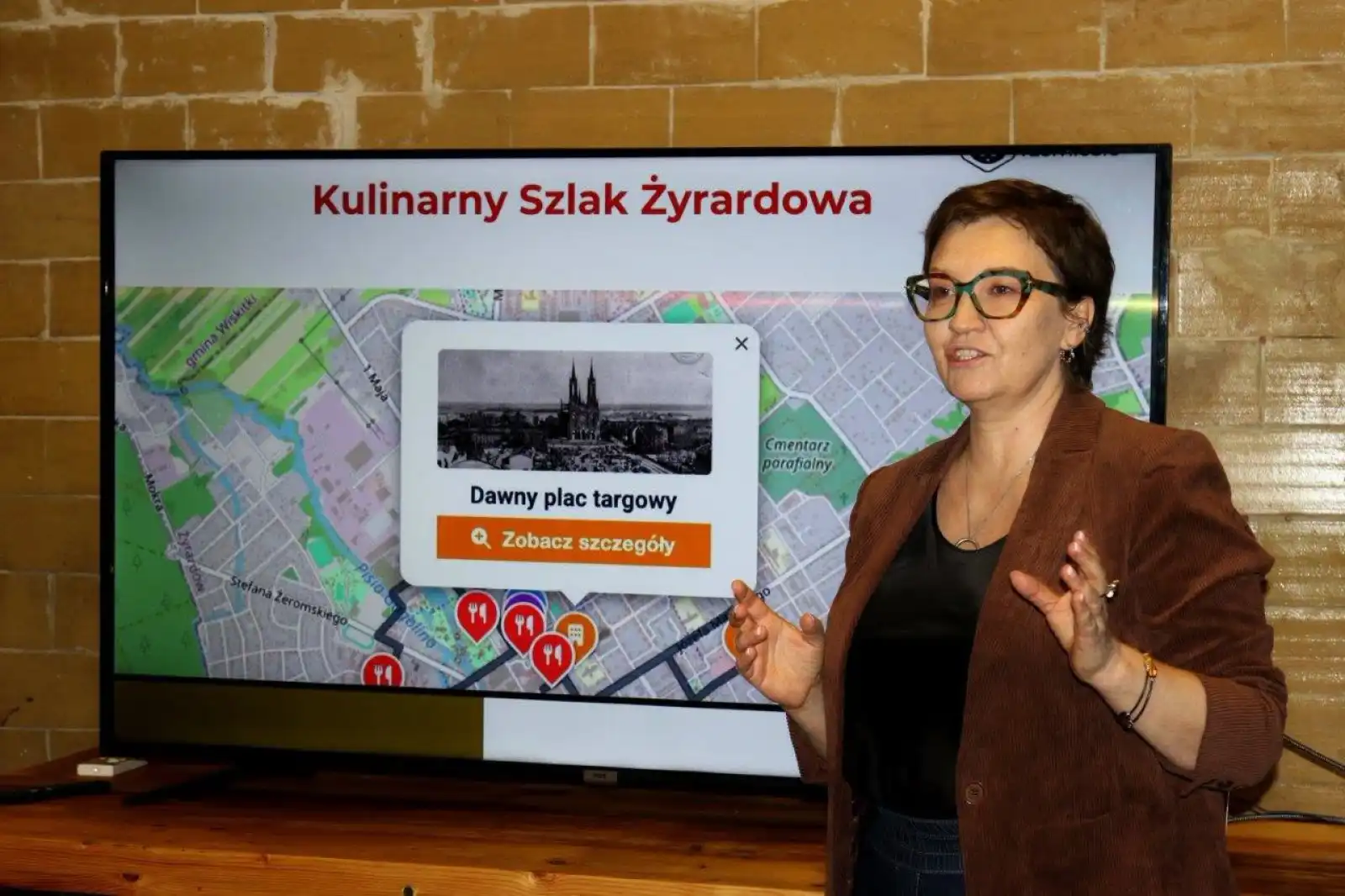 Beata Kwiatkowska prezentująca mapę kulinarnego szlaku Żyrardowa